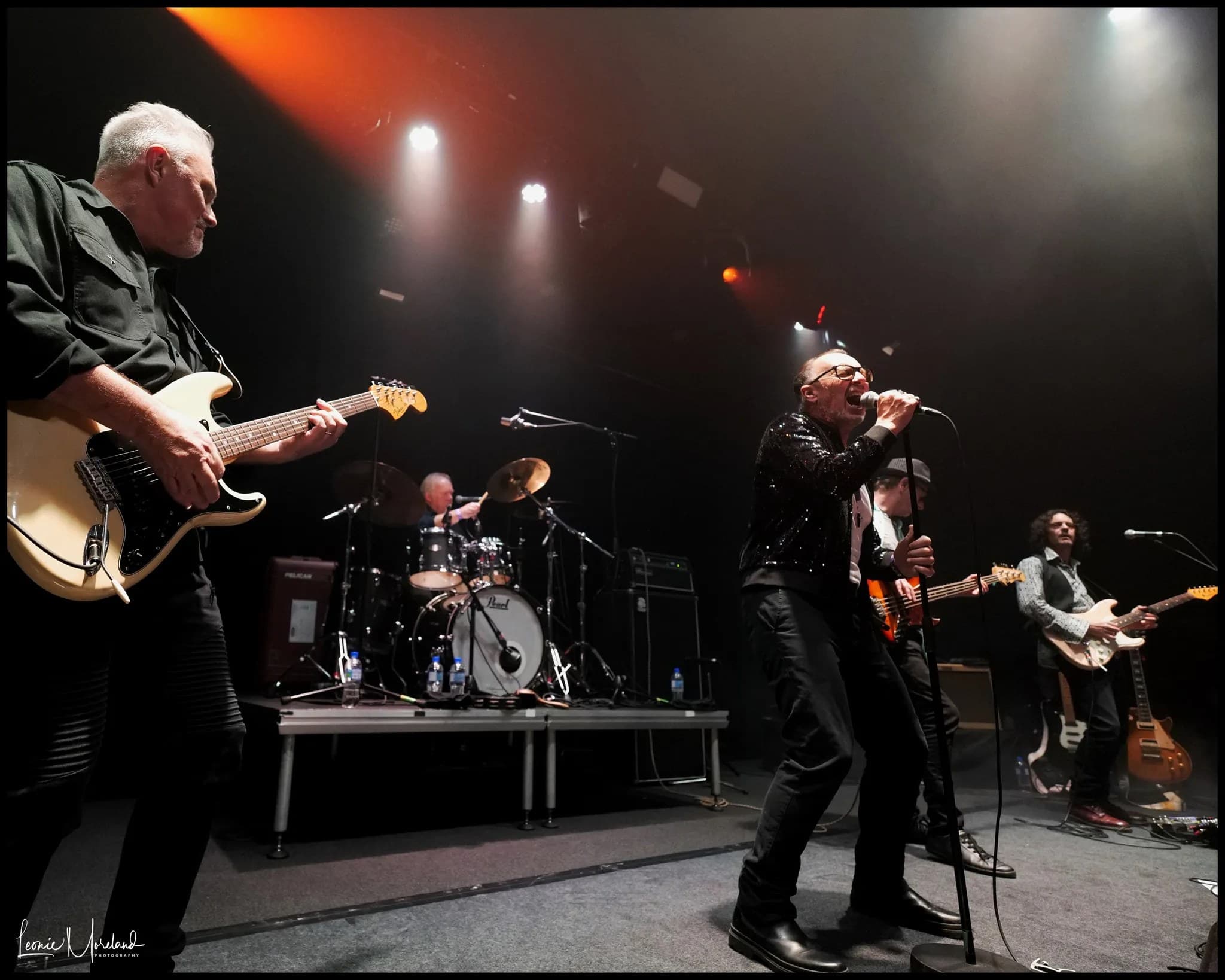Th' Dudes on stage, Rikki at the microphone